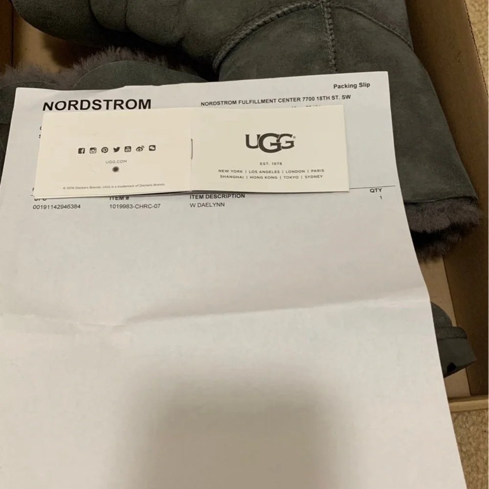 Ugg Boots Daelynn Size 7 Like New (Gray) - Picture 8 of 8